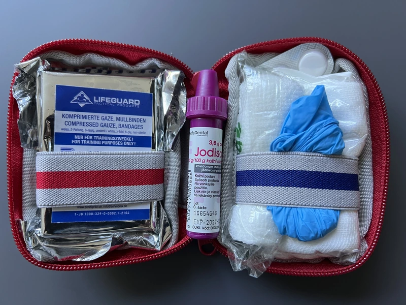 Mini lékárnička otevřená.