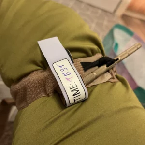 Aplikace turniketu od Rhino Rescue na stehno.