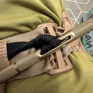 Aplikace turniketu od Rhino Rescue na dolní končetinu.