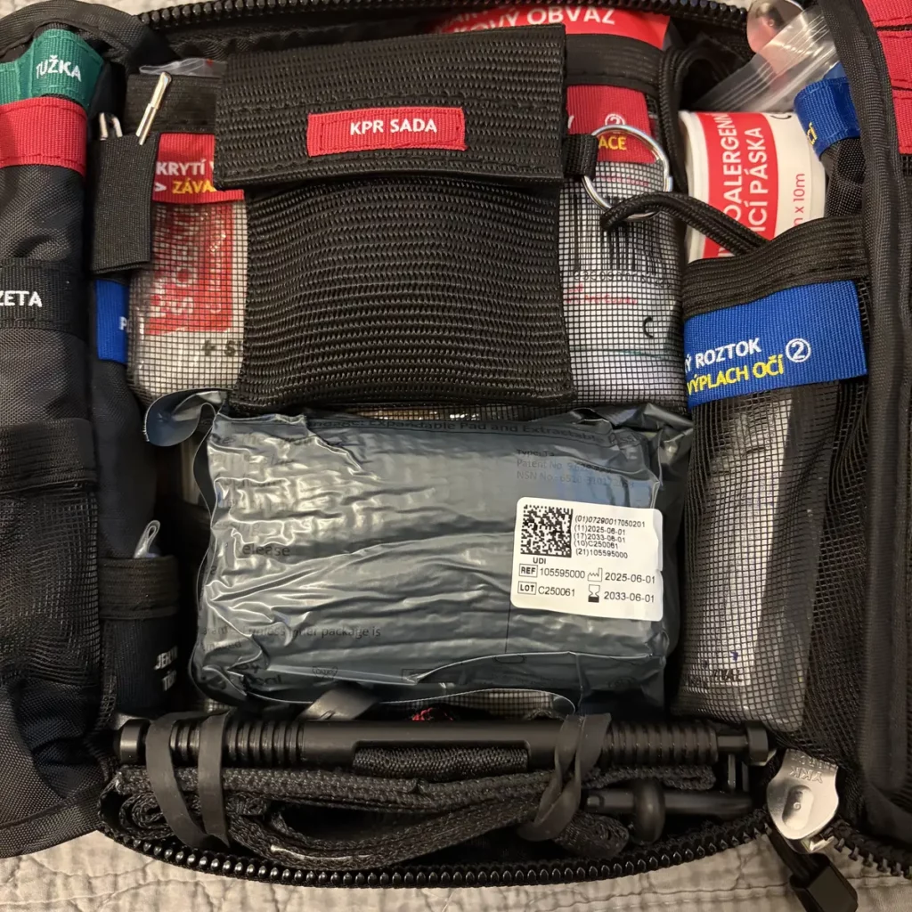 Lékárnička s turniketem SOF TT a izraelským obvazem T3.