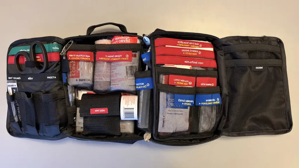 Lékárnička Survival First Aid Kit Medium rozložená.